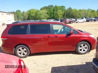 2011 Toyota Sienna LE AAS with VIN 5TDKK3DC5BS002349, listed as a IAAI auction lot 42058258 with 284,140 mi miles. Bid and sale history available at carsss.com. Image 13.