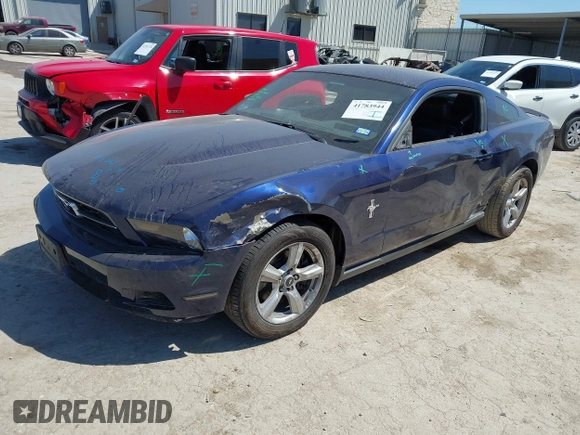 2012 Ford Mustang Premium z VIN 1ZVBP8AM8C5230118, wystawiony jako IAAI lot #41783944 z przebiegiem 113 851 mil mil oraz . Historia ofert i sprzedaży dostępna na DreamBid. Obrazek 2.