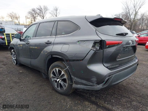 2021 Toyota Highlander XLE with VIN 5TDHZRBH4MS068577, listed as a IAAI auction lot 41320126 with 60,484 mi miles. Bid and sale history available at carsss.com. Image 3.