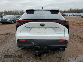 2023 Toyota bZ4X XLE z VIN JTMABACA1PA037703, wystawiony jako Copart lot #39743144 z przebiegiem 1 801 mil mil oraz . Historia ofert i sprzedaży dostępna na DreamBid. Obrazek 6.