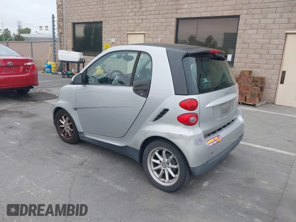 2009 Smart fortwo Pure z VIN WMEEJ31X99K209322, wystawiony jako IAAI lot #42465179 z przebiegiem 75 730 mil mil oraz . Historia ofert i sprzedaży dostępna na DreamBid. Obrazek 3.