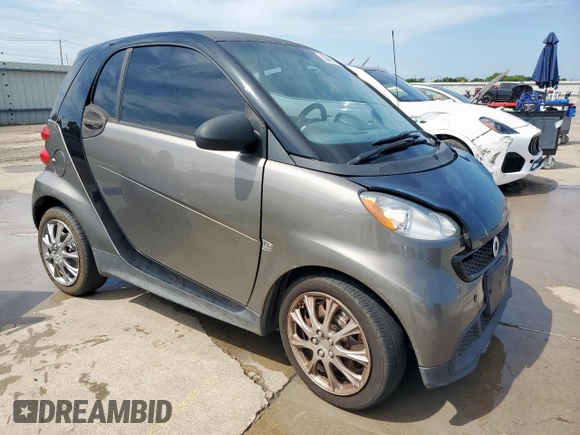 2013 Smart fortwo Pure z VIN WMEEJ3BA8DK684446, wystawiony jako Copart lot #63927965 z przebiegiem 94 604 mil mil oraz Czysty tytuł • Clean title. Historia ofert i sprzedaży dostępna na DreamBid. Obrazek 4.