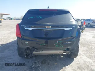 2017 Cadillac XT5 Platinum AWD z VIN 1GYKNFRS7HZ103127, wystawiony jako IAAI lot #41830037 z przebiegiem 82 480 mil mil oraz . Historia ofert i sprzedaży dostępna na DreamBid. Obrazek 17.