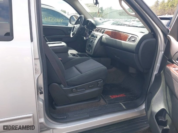 2011 GMC Yukon SLE with VIN 1GKS2AE08BR102747, listed as a IAAI auction lot 41832562 with NaN miles. Bid and sale history available at carsss.com. Image 5.