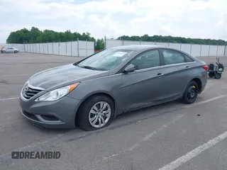 2013 Hyundai Sonata GLS z VIN 5NPEB4ACXDH569785, wystawiony jako IAAI lot #39392769 z przebiegiem 69 934 mil mil oraz . Historia ofert i sprzedaży dostępna na DreamBid. Obrazek 2.