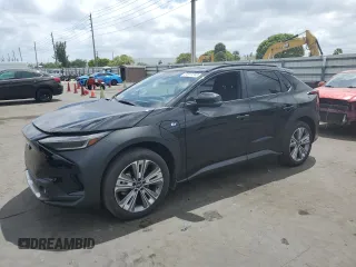 2023 Subaru Solterra Premium z VIN JTMABABA7PA044284, wystawiony jako Copart lot #54517245 z przebiegiem 6 647 mil mil oraz Nie do naprawy • Non repairable. Historia ofert i sprzedaży dostępna na DreamBid. Obrazek 1.