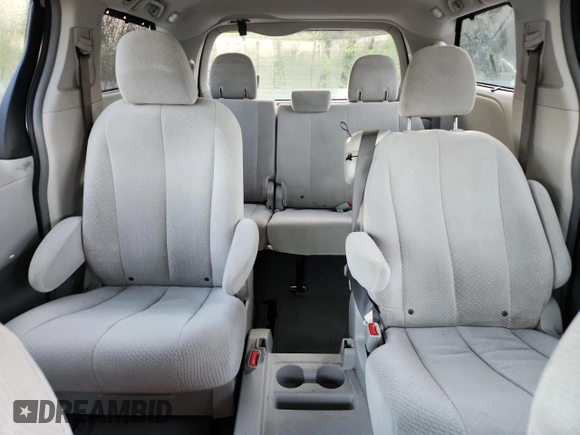 2011 Toyota Sienna LE AAS z VIN 5TDKK3DC1BS013087, wystawiony jako Copart lot #61815185 z przebiegiem 148 554 mil mil oraz Czysty tytuł • Clean title. Historia ofert i sprzedaży dostępna na DreamBid. Obrazek 10.