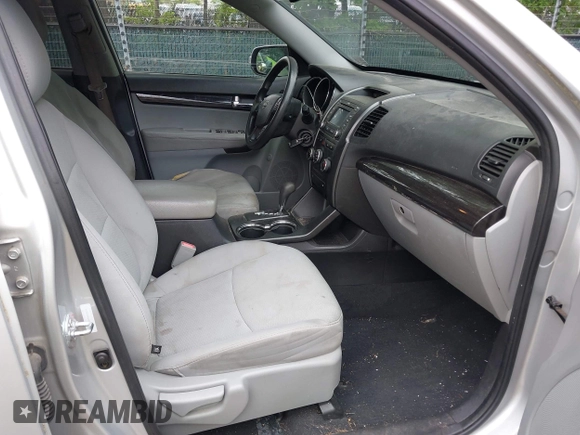 2013 Kia Sorento LX z VIN 5XYKT3A60DG338695, wystawiony jako IAAI lot #42252721 z przebiegiem 200 000 mil mil oraz . Historia ofert i sprzedaży dostępna na DreamBid. Obrazek 5.
