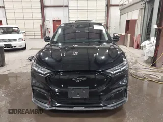 2021 Ford Mustang Mach-E Premium z VIN 3FMTK3SU7MMA04683, wystawiony jako IAAI lot #41605693 z przebiegiem 56 801 mil mil oraz . Historia ofert i sprzedaży dostępna na DreamBid. Obrazek 13.