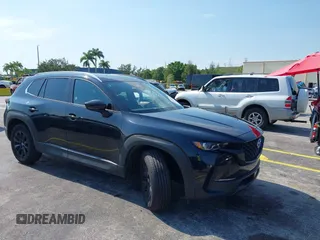 2025 Mazda CX-50 S Premium z VIN 7MMVABDM6SN348791, wystawiony jako IAAI lot #42340944 z przebiegiem 6202 mil mil oraz . Historia ofert i sprzedaży dostępna na DreamBid. Obrazek 1.