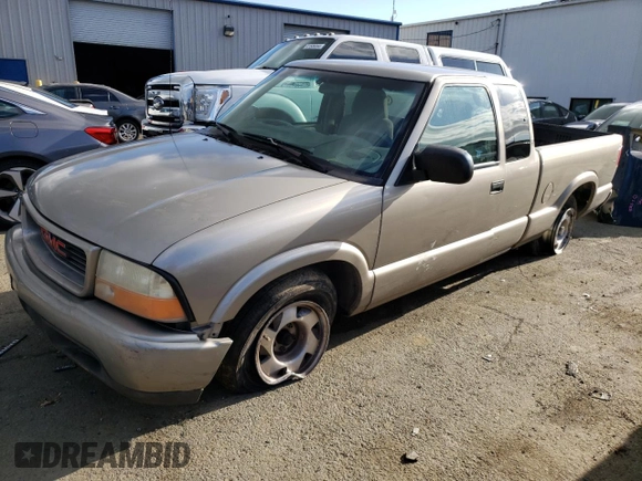 2001 GMC Sonoma SLS w/1SG Pkg with VIN 1GTCS19W318106014, listed as a Copart auction lot 42437444 with 152,169 mi miles and Salvage Title. Bid and sale history available at carsss.com. Image 1.