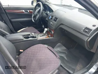 2011 Mercedes-Benz C 300 Sport z VIN WDDGF5EB8BR162211, wystawiony jako IAAI lot #42437442 z przebiegiem 149 419 mil mil oraz . Historia ofert i sprzedaży dostępna na DreamBid. Obrazek 5.