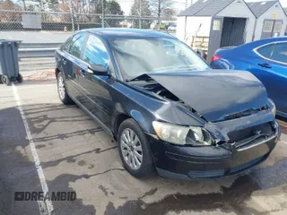 2005 Volvo S40 with VIN YV1MS382652066576, listed as a IAAI auction lot 41723097 with 111,214 mi miles. Bid and sale history available at carsss.com. Image 1.