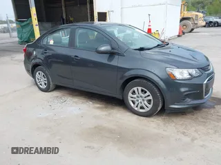 2017 Chevrolet Sonic LS z VIN 1G1JB5SG3H4135041, wystawiony jako IAAI lot #42168751 z przebiegiem 91 312 mil mil oraz . Historia ofert i sprzedaży dostępna na DreamBid. Obrazek 1.