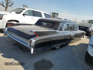 1962 Cadillac Fleetwood z VIN 62R115955, wystawiony jako Copart lot #74818464 z przebiegiem Nie podano mil oraz Szkoda całkowita • Salvage title. Historia ofert i sprzedaży dostępna na DreamBid. Obrazek 3.