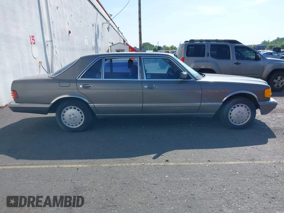 1986 Mercedes-Benz 420 Series 420SEL with VIN WDBCA35D9GA209179, listed as a IAAI auction lot 42081253 with 141,249 mi miles. Bid and sale history available at carsss.com. Image 13.
