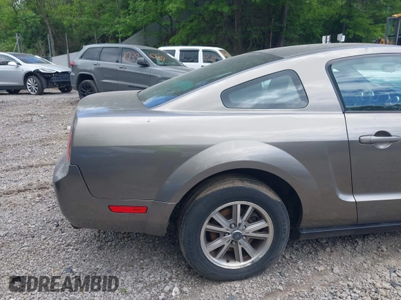 2005 Ford Mustang Deluxe z VIN 1ZVFT80N355160005, wystawiony jako IAAI lot #42288228 z przebiegiem 152 140 mil mil oraz . Historia ofert i sprzedaży dostępna na DreamBid. Obrazek 16.