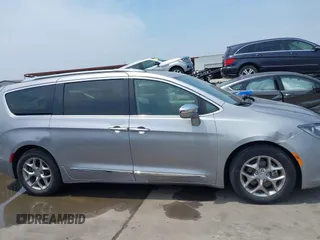 2018 Chrysler Pacifica Limited z VIN 2C4RC1GG2JR232677, wystawiony jako IAAI lot #42274816 z przebiegiem 136 402 mil mil oraz . Historia ofert i sprzedaży dostępna na DreamBid. Obrazek 6.