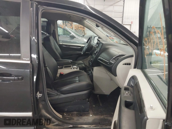 2013 Chrysler Town & Country Touring z VIN 2C4RC1BG0DR742005, wystawiony jako IAAI lot #42386516 z przebiegiem 200 982 mil mil oraz . Historia ofert i sprzedaży dostępna na DreamBid. Obrazek 5.