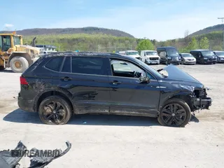 2022 Volkswagen Tiguan SE R-Line Black z VIN 3VV8B7AX8NM083992, wystawiony jako IAAI lot #42101368 z przebiegiem 40 319 mil mil oraz . Historia ofert i sprzedaży dostępna na DreamBid. Obrazek 14.