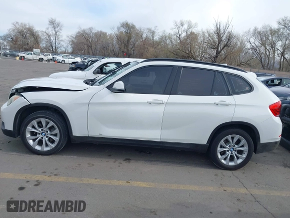 2014 BMW X1 xDrive28i z VIN WBAVL1C54EVY23533, wystawiony jako IAAI lot #41949759 z przebiegiem Nie podano mil oraz . Historia ofert i sprzedaży dostępna na DreamBid. Obrazek 14.