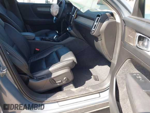 2023 Volvo XC40 Ultimate Dark Theme z VIN YV4L12UX9P2060819, wystawiony jako IAAI lot #42101069 z przebiegiem 24 171 mil mil oraz . Historia ofert i sprzedaży dostępna na DreamBid. Obrazek 5.