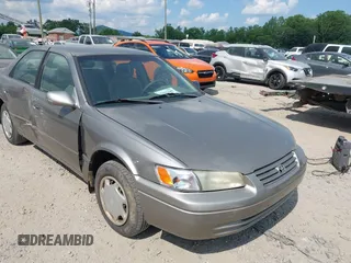 1999 Toyota Camry LE z VIN 4T1BG22K9XU598344, wystawiony jako IAAI lot #42562685 z przebiegiem 191 471 mil mil oraz . Historia ofert i sprzedaży dostępna na DreamBid. Obrazek 1.