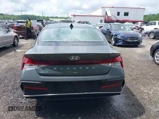 2024 Hyundai Elantra SE z VIN KMHLL4DG2RU740976, wystawiony jako IAAI lot #42243972 z przebiegiem 43 512 mil mil oraz . Historia ofert i sprzedaży dostępna na DreamBid. Obrazek 16.