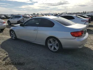 2011 BMW 3 Series 328i z VIN WBAKE5C55BE429684, wystawiony jako Copart lot #49988935 z przebiegiem 108 842 mil mil oraz Szkoda całkowita • Salvage title. Historia ofert i sprzedaży dostępna na DreamBid. Obrazek 2.