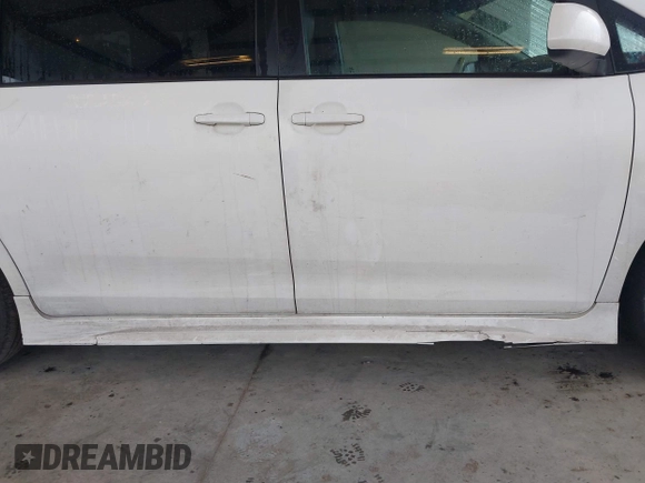 2011 Toyota Sienna SE with VIN 5TDXK3DC0BS060424, listed as a IAAI auction lot 41895621 with 149,332 mi miles. Bid and sale history available at carsss.com. Image 6.