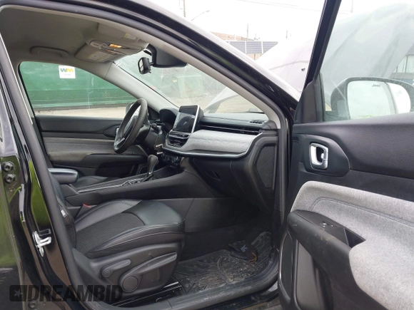 2022 Jeep Compass Latitude with VIN 3C4NJDBB6NT117925, listed as a IAAI auction lot 41779788 with 58,480 mi miles and . Bid and sale history available at DreamBid. Image 5.