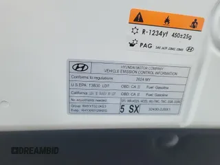 2024 Hyundai Kona SE z VIN KM8HACABXRU147235, wystawiony jako IAAI lot #42547315 z przebiegiem 1 905 mil mil oraz . Historia ofert i sprzedaży dostępna na DreamBid. Obrazek 1.
