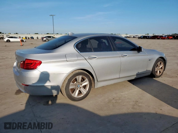 2013 BMW 5 Series 528i xDrive z VIN WBAXH5C53DDW15228, wystawiony jako Copart lot #59057115 z przebiegiem 238 230 mil mil oraz Czysty tytuł • Clean title. Historia ofert i sprzedaży dostępna na DreamBid. Obrazek 3.