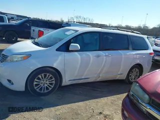 2013 Toyota Sienna XLE AAS z VIN 5TDYK3DC6DS372819, wystawiony jako IAAI lot #41395777 z przebiegiem 181 526 mil mil oraz . Historia ofert i sprzedaży dostępna na DreamBid. Obrazek 14.