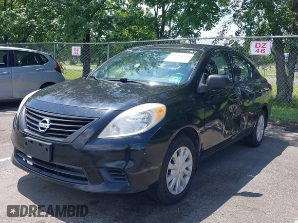 2012 Nissan Versa S z VIN 3N1CN7AP7CL942334, wystawiony jako IAAI lot #42744514 z przebiegiem 157 841 mil mil oraz . Historia ofert i sprzedaży dostępna na DreamBid. Obrazek 2.