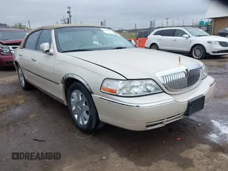 2003 Lincoln Town Car Cartier z VIN 1LNHM83W03Y656352, wystawiony jako IAAI lot #41898985 z przebiegiem 112 712 mil mil oraz . Historia ofert i sprzedaży dostępna na DreamBid. Obrazek 1.