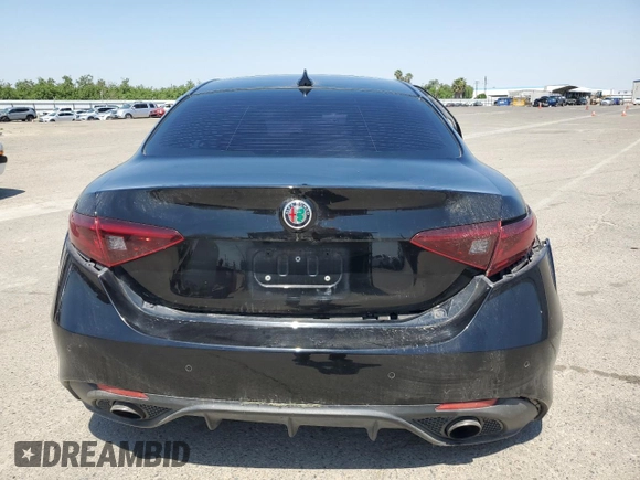 2018 Alfa Romeo Giulia Ti Sport z VIN ZARFAECN7J7588845, wystawiony jako Copart lot #55140535 z przebiegiem Nie podano mil oraz Szkoda całkowita • Salvage title. Historia ofert i sprzedaży dostępna na DreamBid. Obrazek 6.