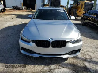 2013 BMW 3 Series 320i xDrive с VIN WBA3C3C52DF982806, выставлен на аукционе Copart как лот 54928605 с пробегом 152 923 миль миль и На запчасти • Non repairable. История ставок и продаж доступна на DreamBid. Изображение 5.