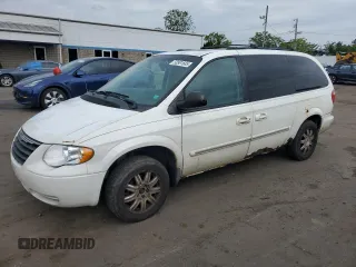 2006 Chrysler Town & Country Touring z VIN 2A4GP54L56R631489, wystawiony jako Copart lot #58981685 z przebiegiem 242 106 mil mil oraz Szkoda całkowita • Salvage title. Historia ofert i sprzedaży dostępna na DreamBid. Obrazek 1.
