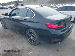 2019 BMW 3 Series 330i xDrive z VIN WBA5R7C58KAJ80964, wystawiony jako IAAI lot #41944216 z przebiegiem 52 218 mil mil oraz . Historia ofert i sprzedaży dostępna na DreamBid. Obrazek 3.