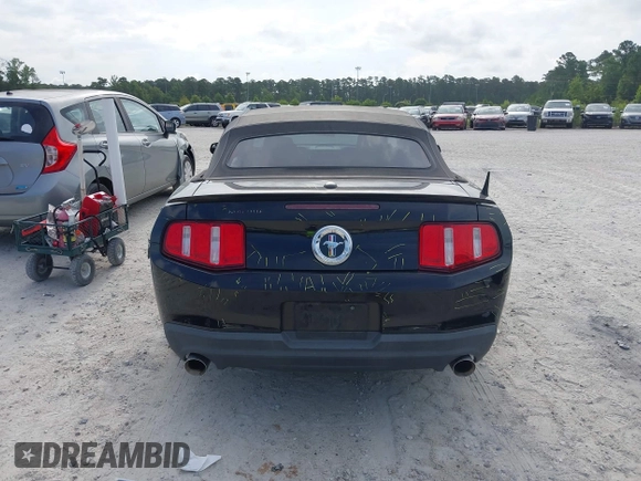 2012 Ford Mustang V6 z VIN 1ZVBP8EM4C5276765, wystawiony jako IAAI lot #42606236 z przebiegiem 129 111 mil mil oraz . Historia ofert i sprzedaży dostępna na DreamBid. Obrazek 16.