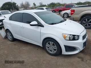 2012 Chevrolet Sonic LS z VIN 1G1JA5SH7C4212837, wystawiony jako IAAI lot #41509997 z przebiegiem 96 901 mil mil oraz . Historia ofert i sprzedaży dostępna na DreamBid. Obrazek 1.