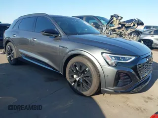 2024 Audi Q8 e-tron z VIN WA16AAGE1RB052893, wystawiony jako IAAI lot #42003298 z przebiegiem 1541 mil mil oraz . Historia ofert i sprzedaży dostępna na DreamBid. Obrazek 1.