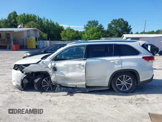 2017 Toyota Highlander XLE with VIN 5TDKZRFH4HS525085, listed as a IAAI auction lot 42506385 with 84,581 mi miles and . Bid and sale history available at DreamBid. Image 13.