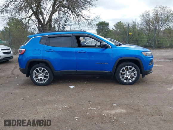 2023 Jeep Compass Latitude Lux z VIN 3C4NJDFN6PT513988, wystawiony jako IAAI lot #42166572 z przebiegiem 18 955 mil mil oraz . Historia ofert i sprzedaży dostępna na DreamBid. Obrazek 13.