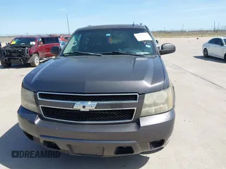 2010 Chevrolet Suburban LS z VIN 1GNUKHE36AR207087, wystawiony jako IAAI lot #41729820 z przebiegiem 266 177 mil mil oraz . Historia ofert i sprzedaży dostępna na DreamBid. Obrazek 6.