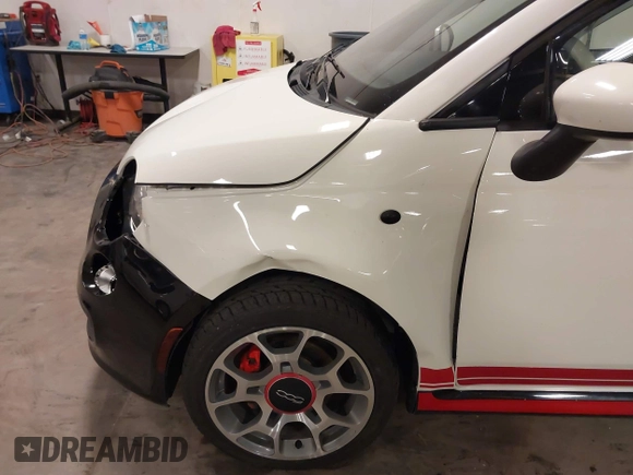 2015 FIAT 500 Sport z VIN 3C3CFFBR2FT709961, wystawiony jako IAAI lot #42265445 z przebiegiem 116 691 mil mil oraz . Historia ofert i sprzedaży dostępna na DreamBid. Obrazek 17.