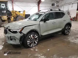 2023 Volvo XC40 Plus Dark Theme с VIN YV4L12UW2P2024297, выставлен на аукционе Copart как лот 44742735 с пробегом 15 666 миль миль и Списание • Salvage title. История ставок и продаж доступна на DreamBid. Изображение 1.