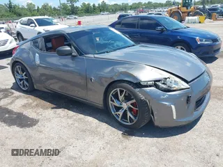 2013 Nissan 370Z Touring z VIN JN1AZ4EH2DM384011, wystawiony jako IAAI lot #42274166 z przebiegiem 87 499 mil mil oraz . Historia ofert i sprzedaży dostępna na DreamBid. Obrazek 1.