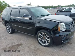 2013 Cadillac Escalade Premium z VIN 1GYS3CEF5DR358253, wystawiony jako IAAI lot #42332393 z przebiegiem 142 118 mil mil oraz . Historia ofert i sprzedaży dostępna na DreamBid. Obrazek 1.